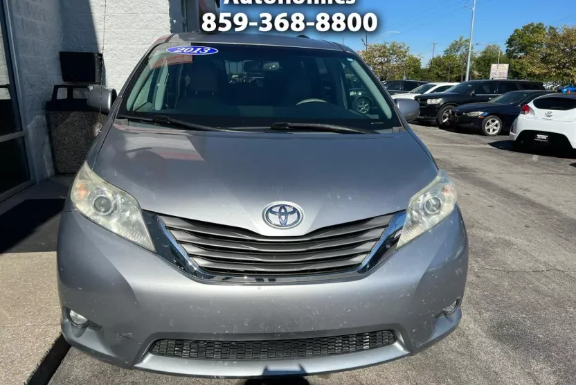 2013 Toyota Sienna XLE photo 1
