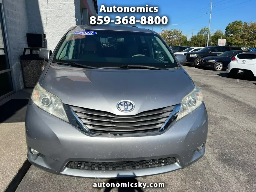 2013 Toyota Sienna XLE photo 1