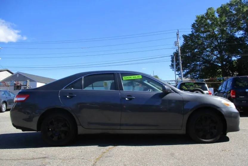 2010 Toyota Camry LE photo 1
