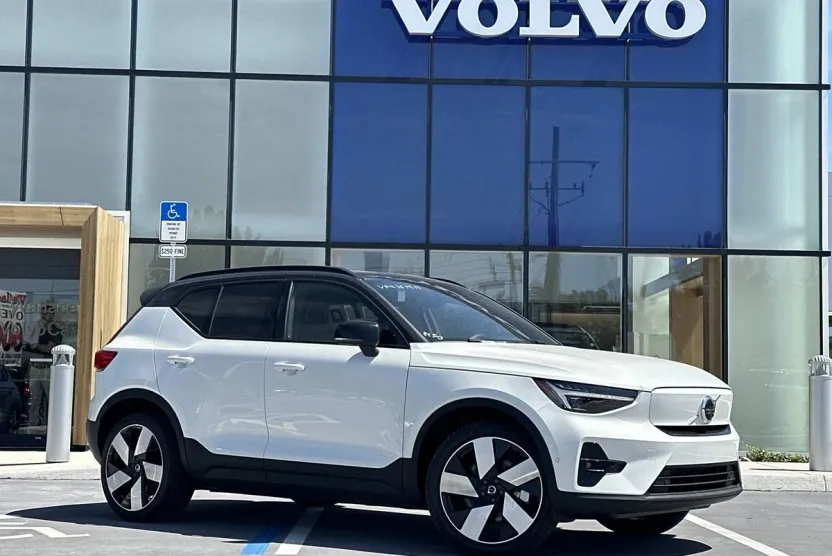 2024 Volvo XC40 Recharge Plus photo 1
