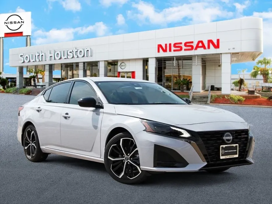 2025 Nissan Altima SR photo 1
