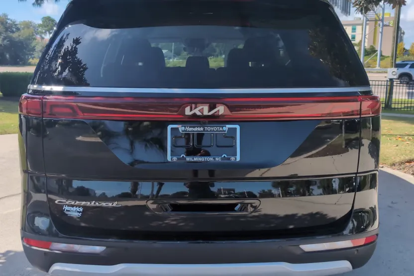 2022 Kia Carnival LXS photo 1