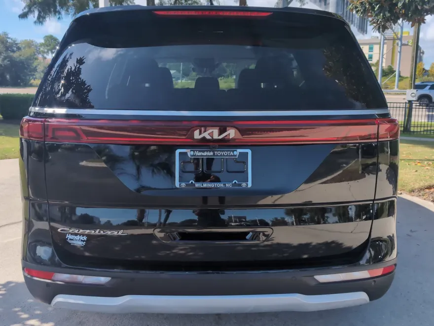 2022 Kia Carnival LXS photo 1
