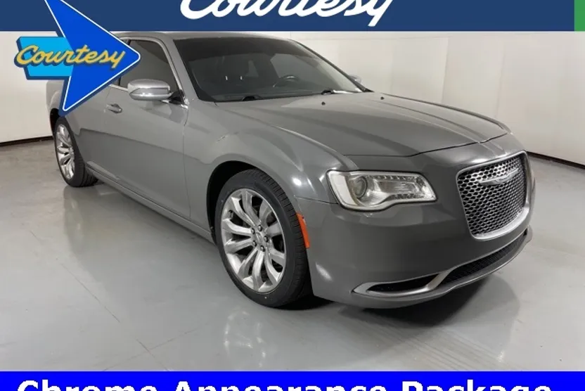 2018 Chrysler 300 Touring photo 1