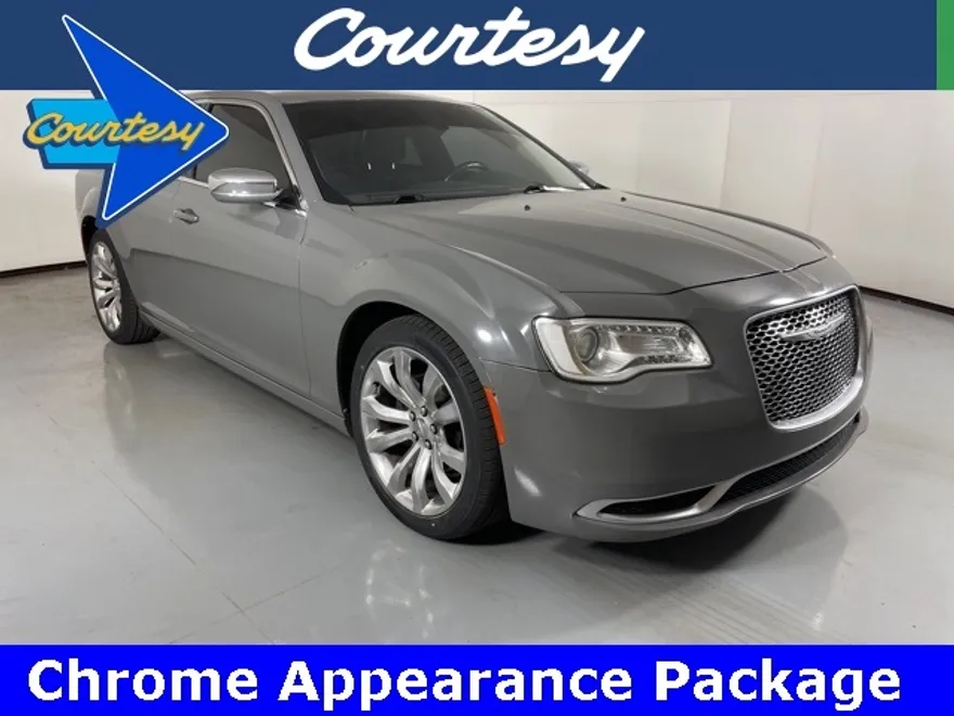 2018 Chrysler 300 Touring photo 1