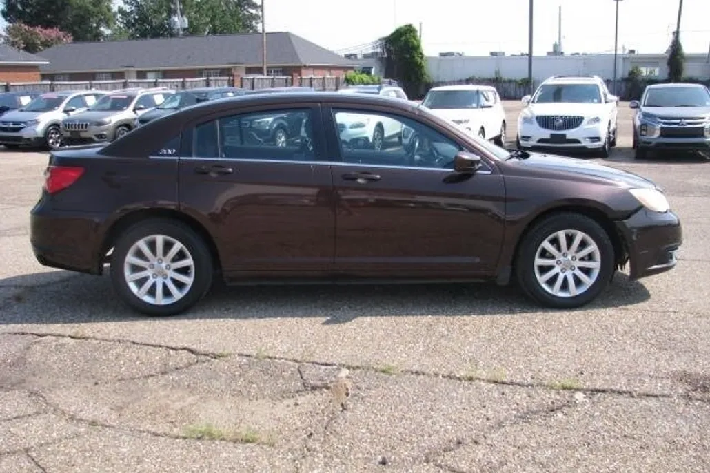 2013 Chrysler 200 Touring photo 1