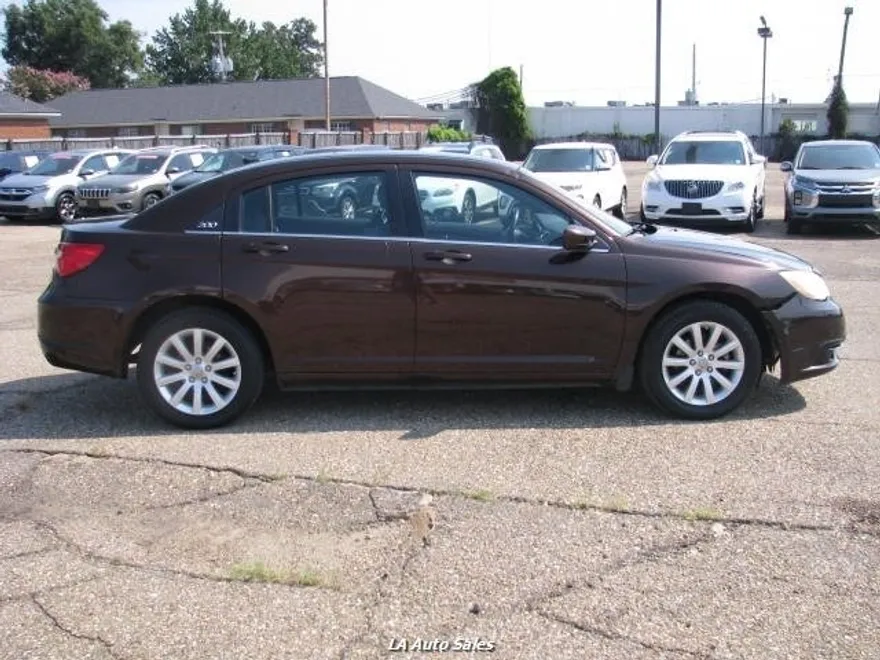 2013 Chrysler 200 Touring photo 1