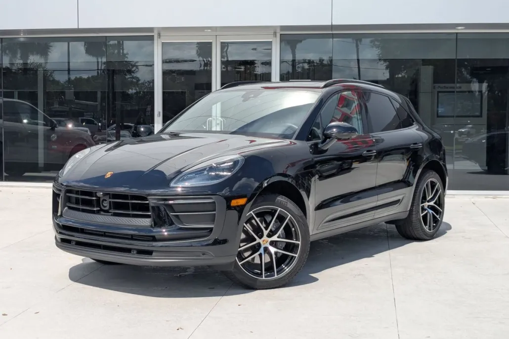 2025 Porsche Macan T photo 1