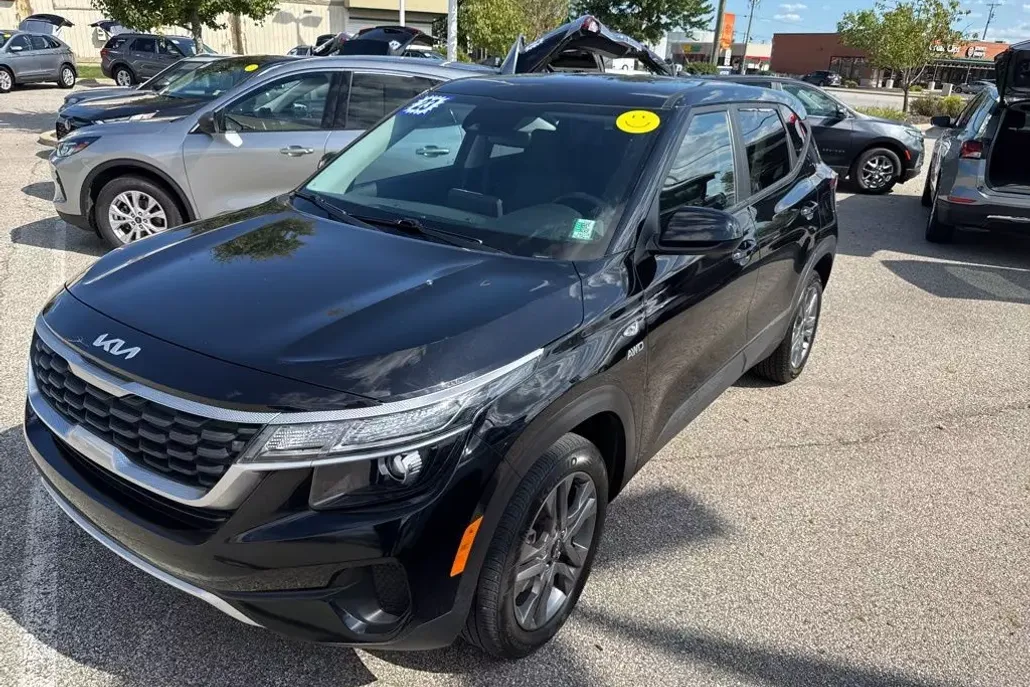2023 Kia Seltos LX photo 1