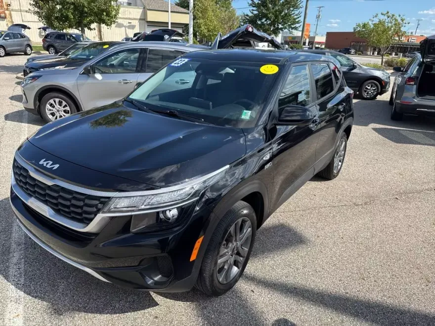 2023 Kia Seltos LX photo 1