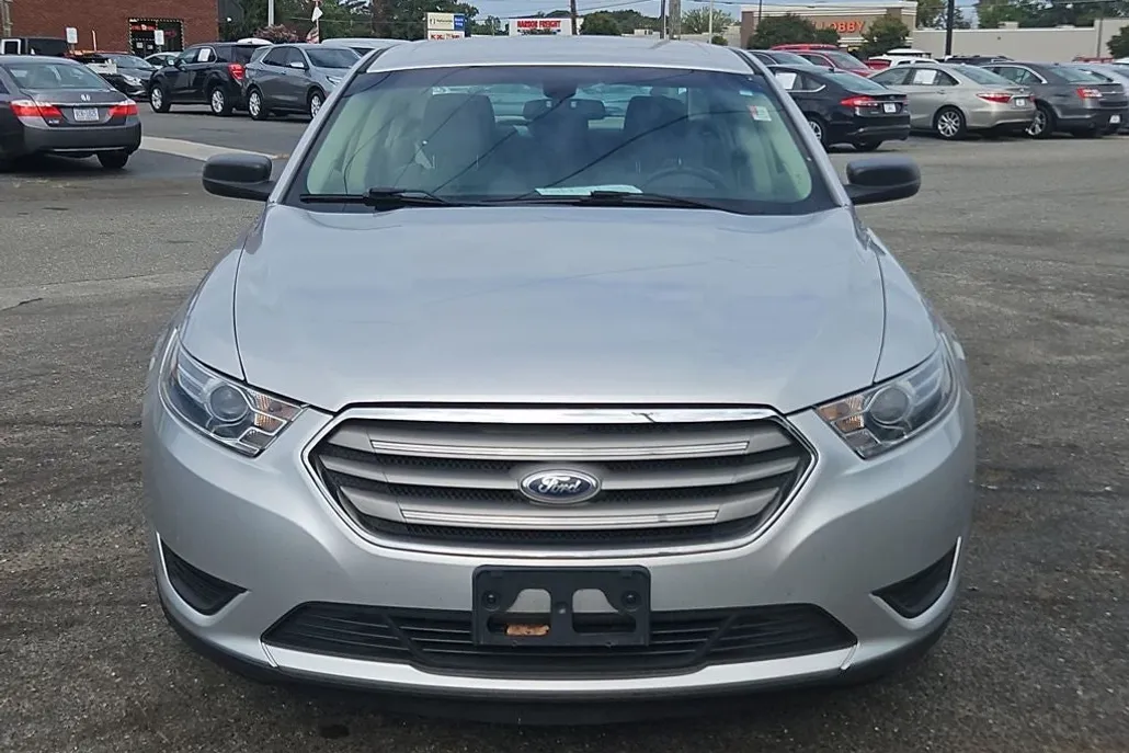 2017 Ford Taurus SE photo 1
