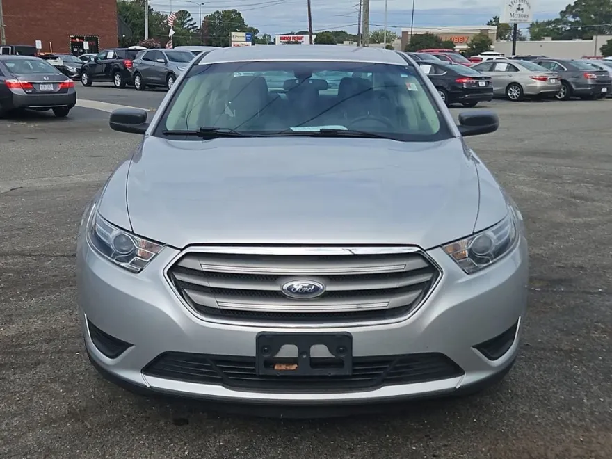 2017 Ford Taurus SE photo 1