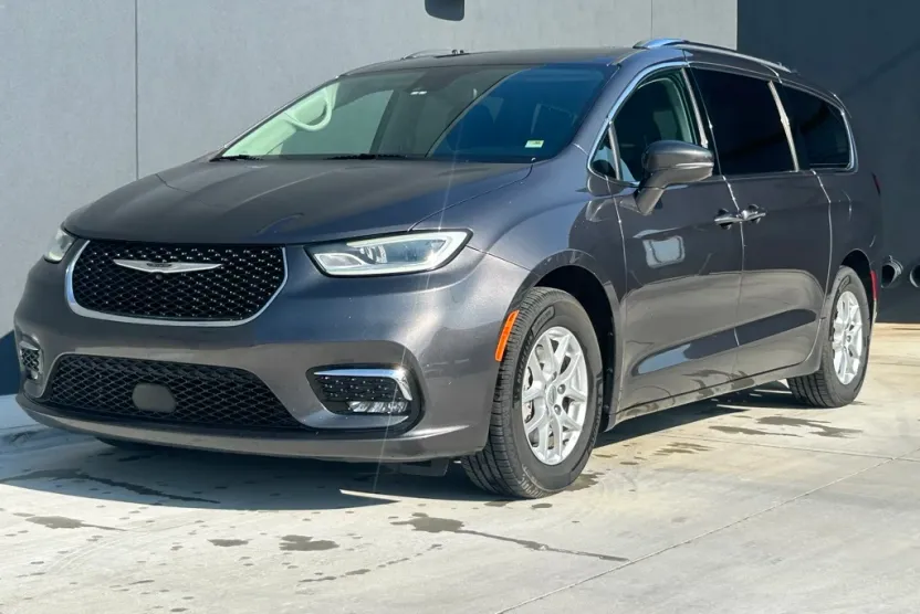 2021 Chrysler Pacifica Touring L photo 1