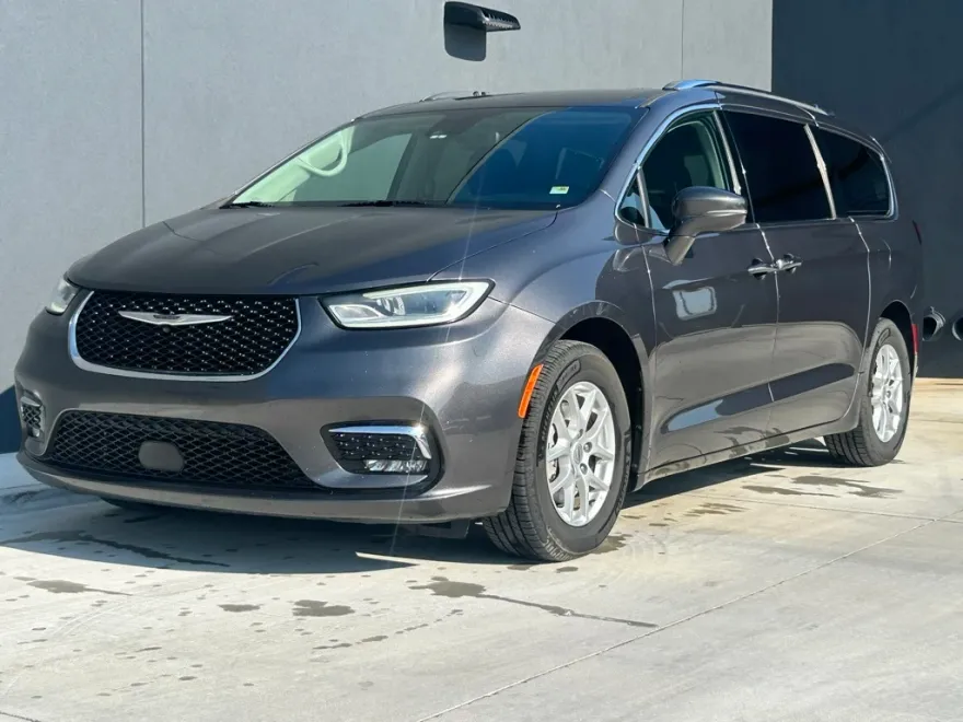 2021 Chrysler Pacifica Touring L photo 1