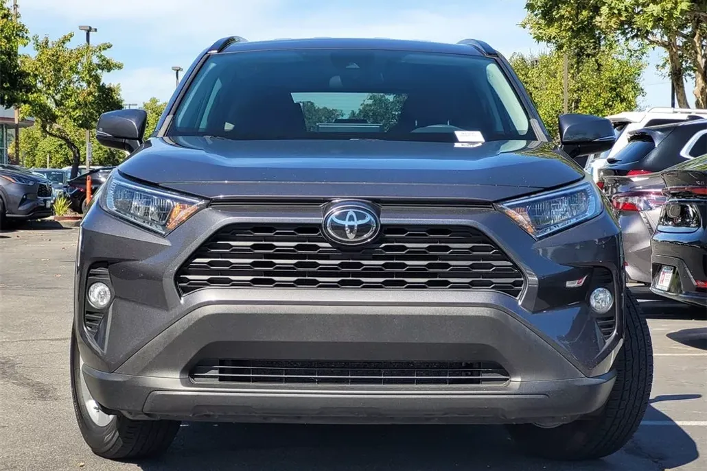 2020 Toyota RAV4 XLE photo 1