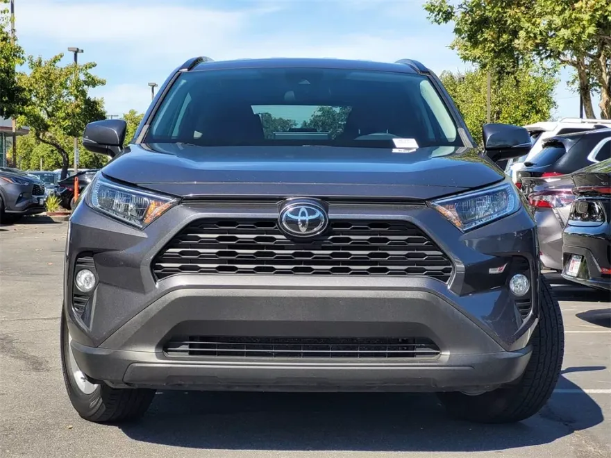 2020 Toyota RAV4 XLE photo 1