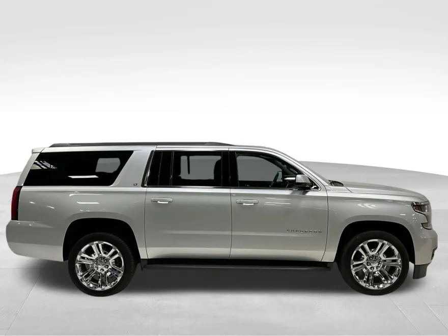 2018 Chevrolet Suburban LT photo 1