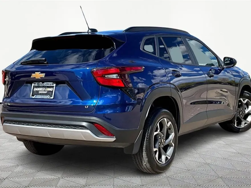 2024 Chevrolet Trax LT photo 1