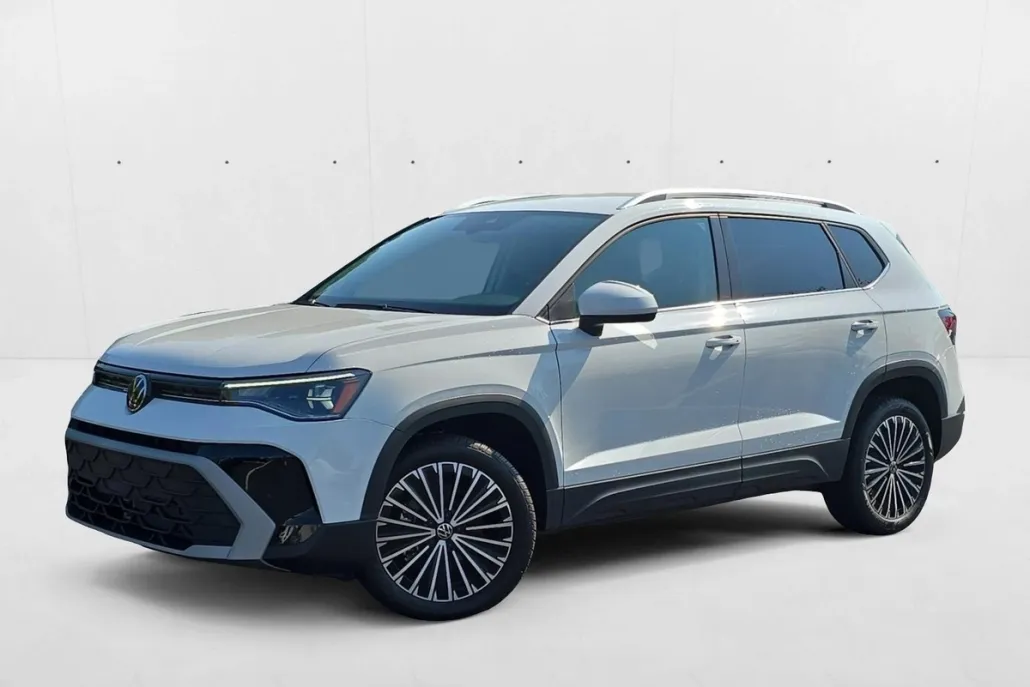 2025 Volkswagen Taos SE photo 1