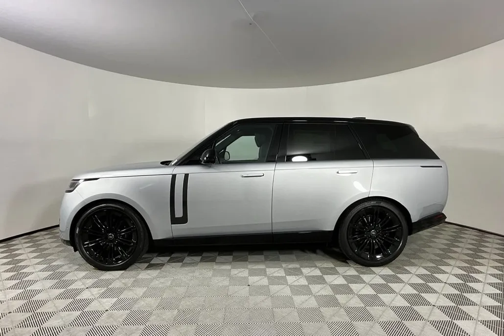 2025 Land Rover Range Rover SE photo 1