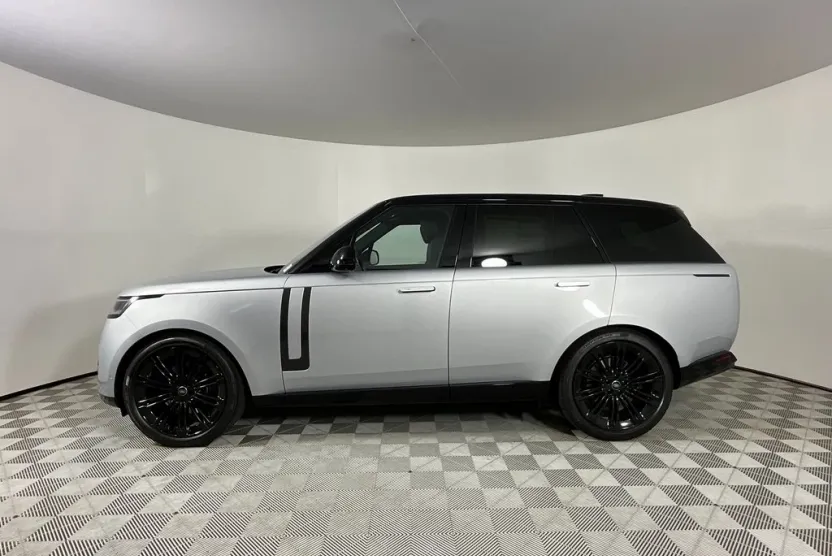 2025 Land Rover Range Rover SE photo 1