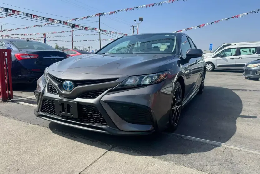 2021 Toyota Camry Hybrid SE photo 1