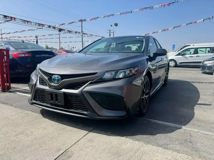 2021 Toyota Camry Hybrid SE photo 1