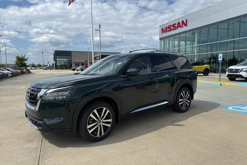 2025 Nissan Pathfinder Platinum photo 1