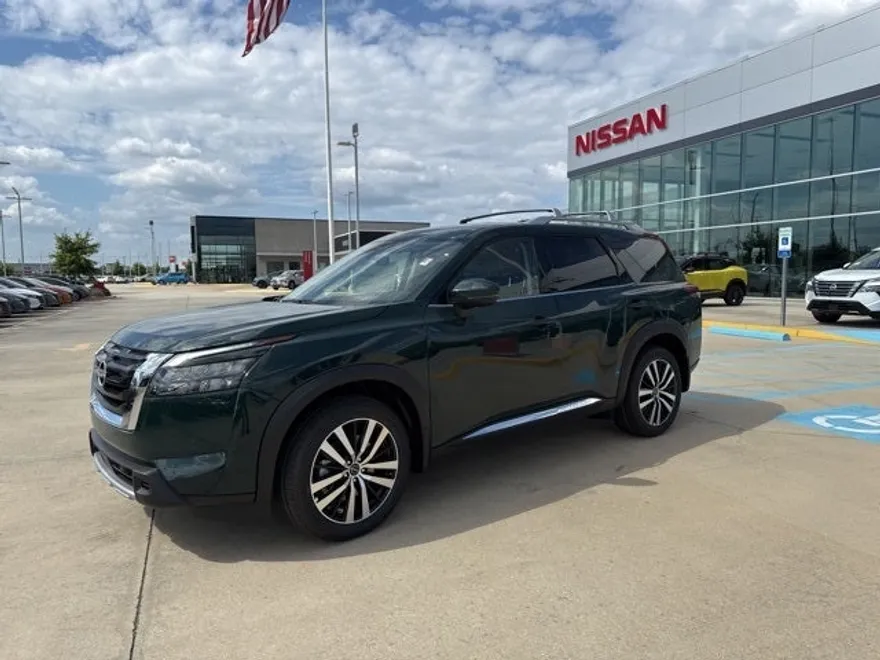 2025 Nissan Pathfinder Platinum photo 1