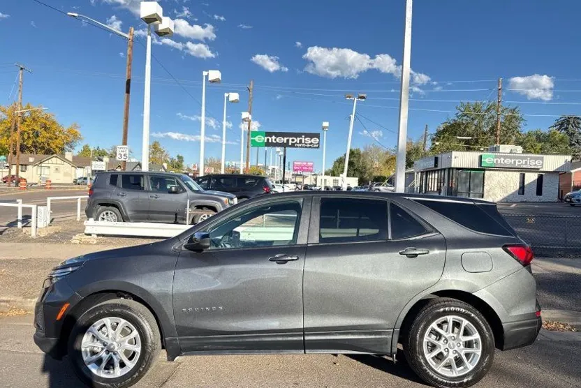 2022 Chevrolet Equinox LS photo 1