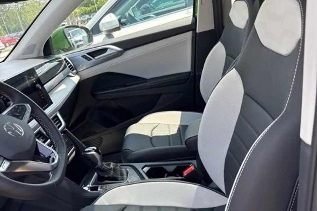 2025 Volkswagen Taos SEL photo 1