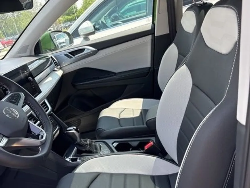2025 Volkswagen Taos SEL photo 1