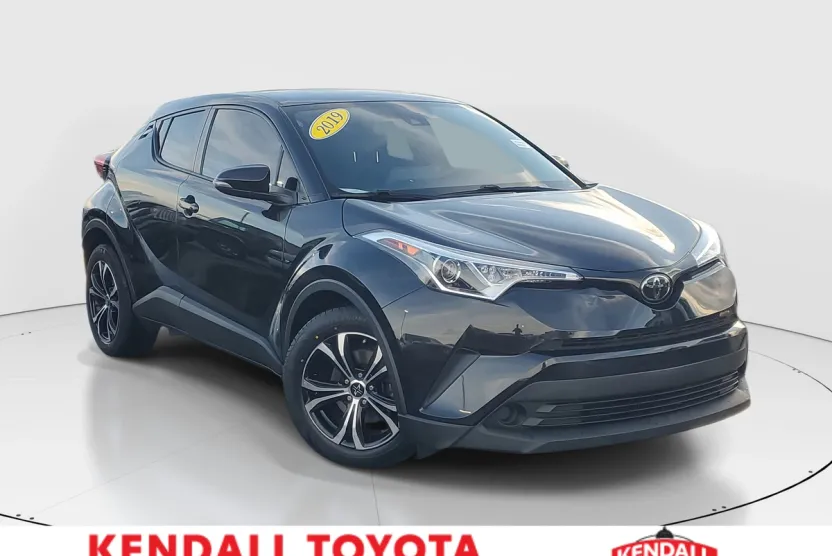 2019 Toyota C-HR LE photo 1