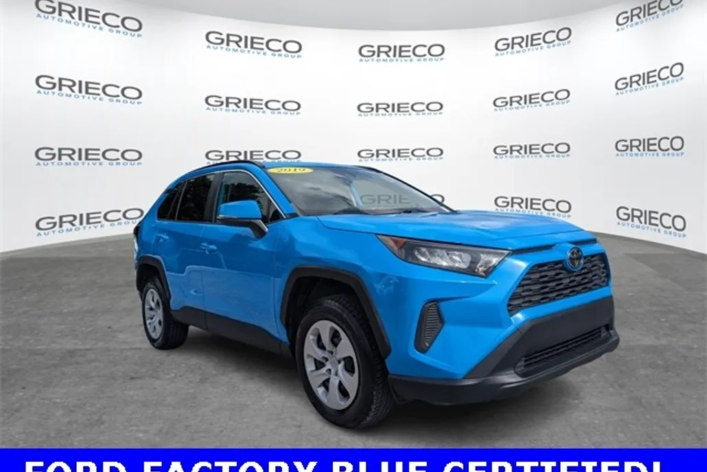 2019 Toyota RAV4 LE photo 1