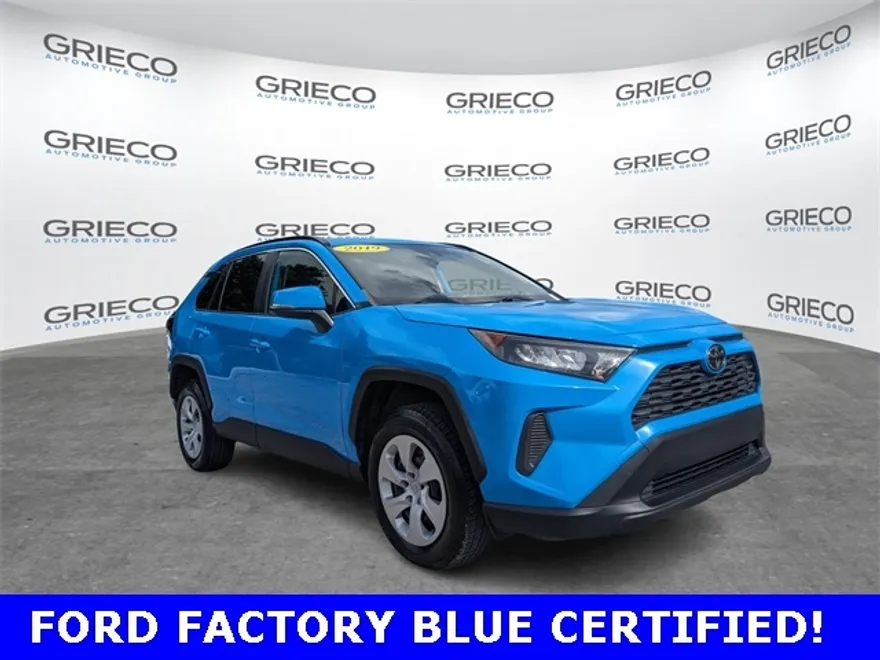 2019 Toyota RAV4 LE photo 1