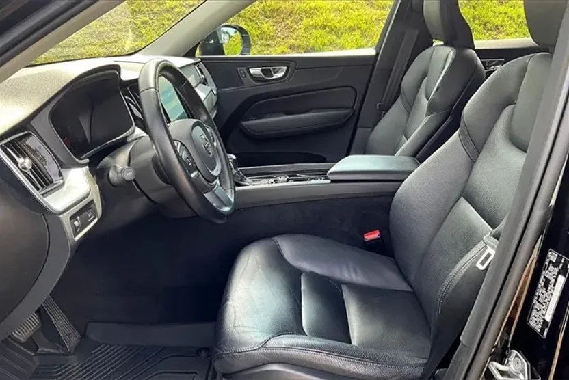 2020 Volvo XC60 T5 Momentum photo 1