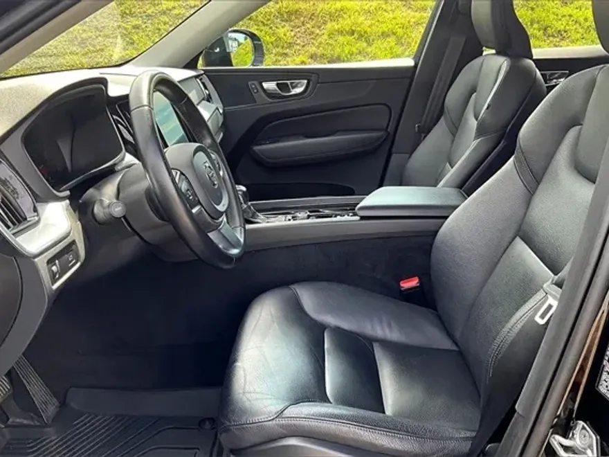 2020 Volvo XC60 T5 Momentum photo 1