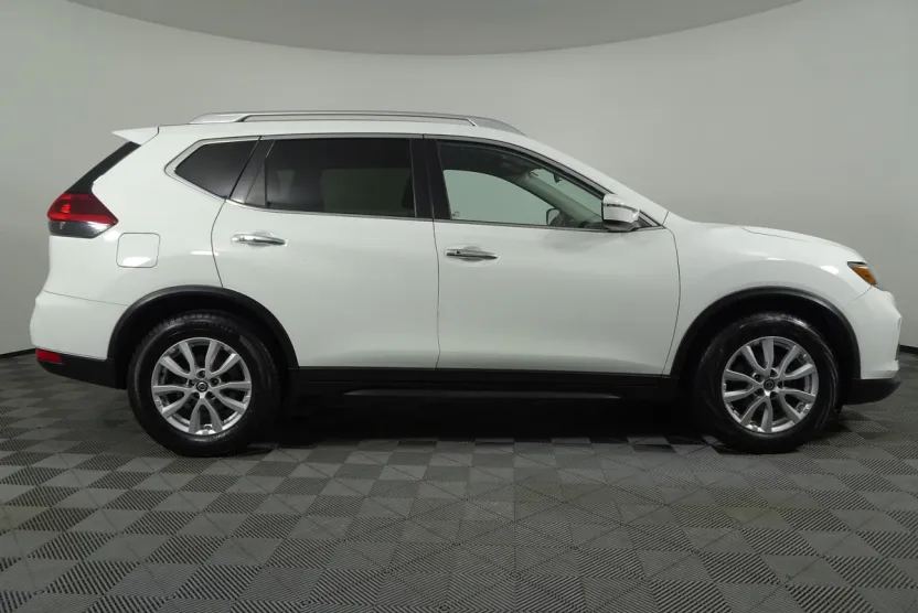 2019 Nissan Rogue SV photo 1