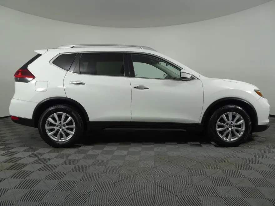 2019 Nissan Rogue SV photo 1