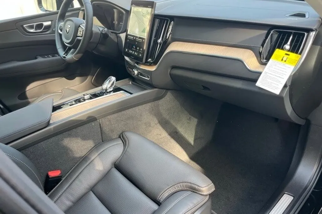 2026 Volvo XC60 B5 photo 1