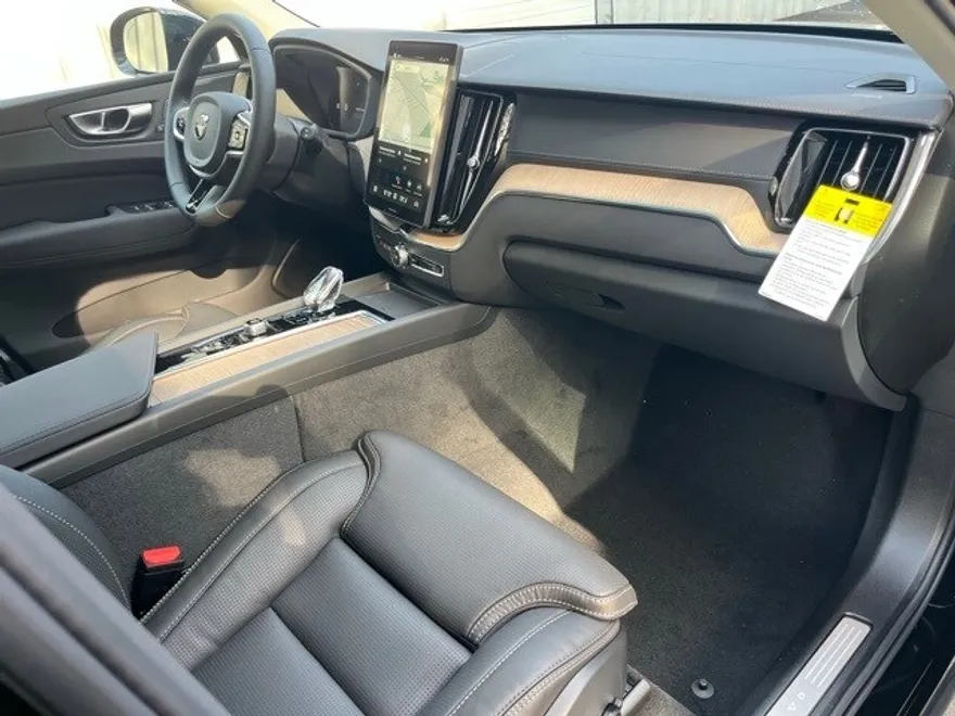 2026 Volvo XC60 B5 photo 1