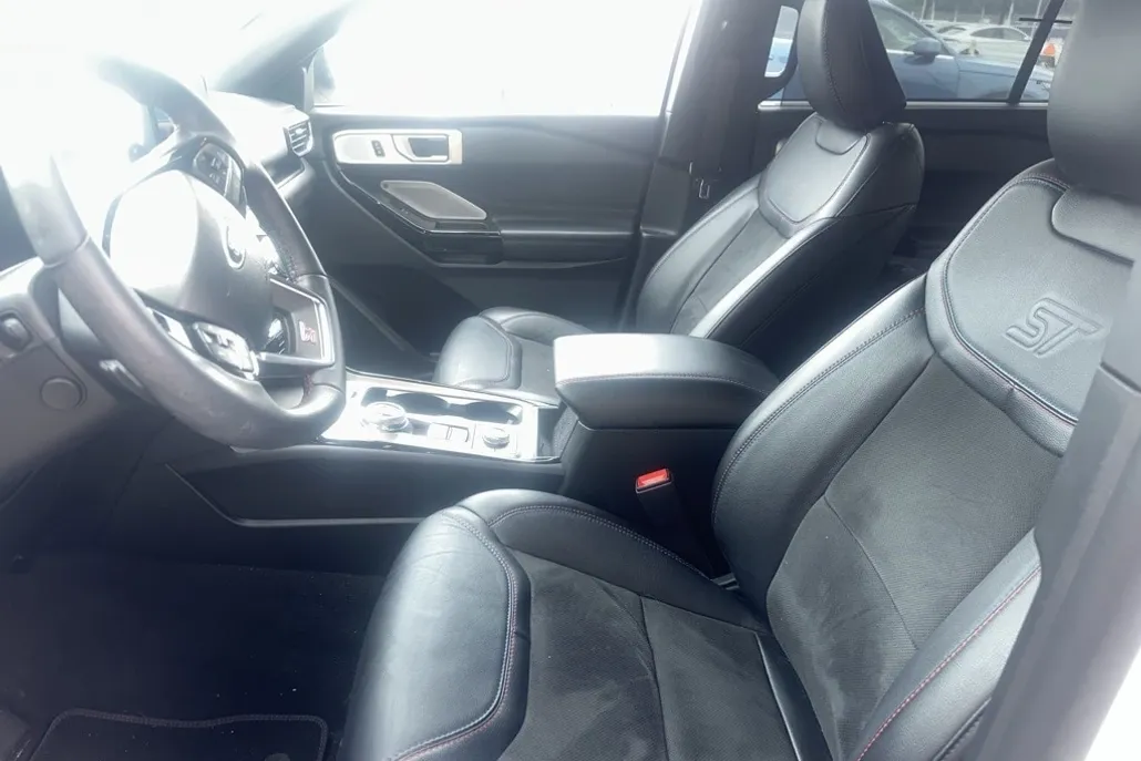 2023 Ford Explorer ST photo 1