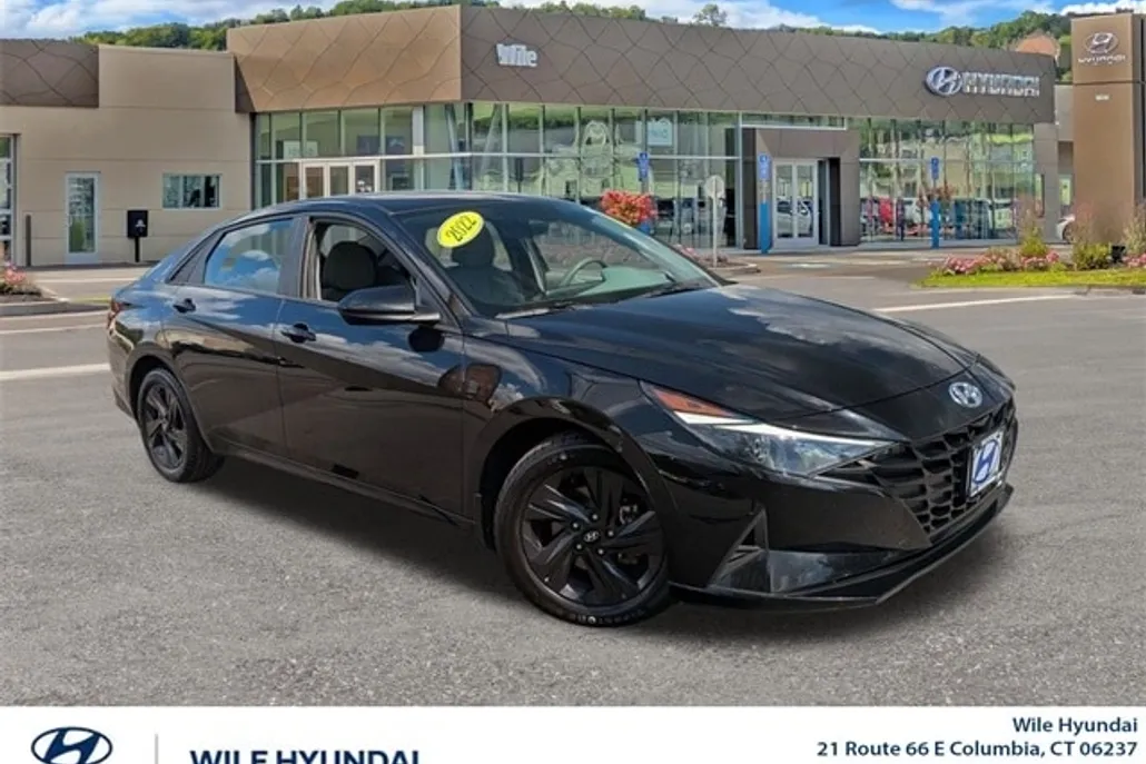 2022 Hyundai Elantra SEL photo 1