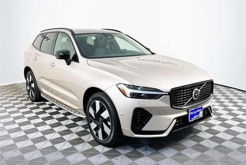 2025 Volvo XC60 Hybrid T8 Plus photo 1