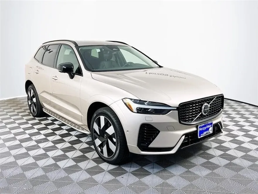 2025 Volvo XC60 Hybrid T8 Plus photo 1
