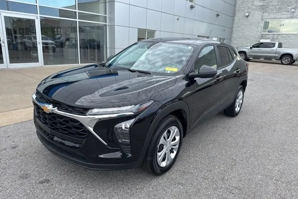 2025 Chevrolet Trax LS photo 1
