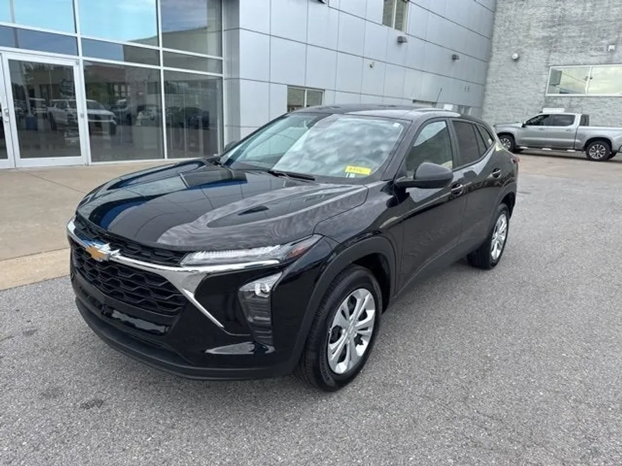 2025 Chevrolet Trax LS photo 1
