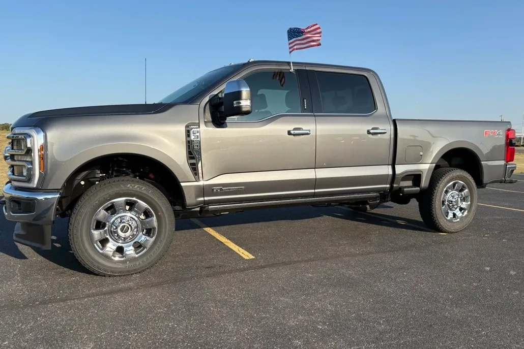 2026 Ford F-350 Lariat photo 1