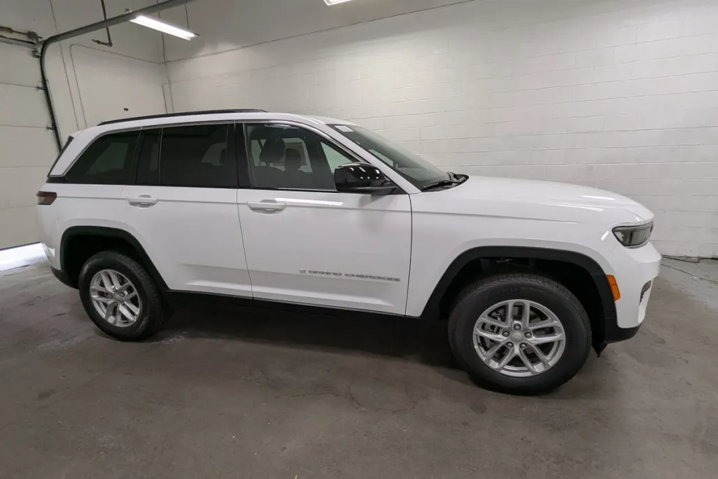 2025 Jeep Grand Cherokee Laredo photo 1