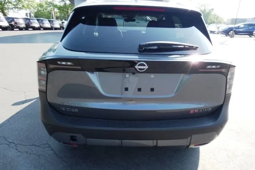 2025 Nissan Kicks SR photo 1